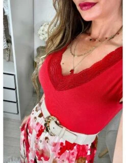 Top Côtelé Rouge " V De Dentelle" -Vive Le Style Boutique top cotele rouge v de dentelle 3